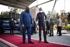 Le président rwandais Paul Kagame (à d) accueille le président de la RDC Félix Tshisekedi au poste frontière de Grande Barrière à Rubavu, au Rwanda, le 25 juin 2021. © Simon Wohlfahrt / AFP