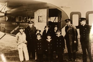 L’équipage et des admirateurs avant de quitter la Belgique, en février 1925. © DR
