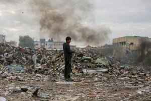 Un garçon se tient parmi des piles d’ordures sur la décharge de la place Firas, dans la ville de Gaza, le 8 février 2025. © Abood Abusalama / AFP