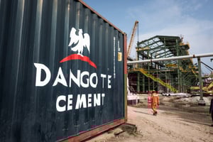 Sur le chantier de la raffinerie de pétrole et de l’usine d’engrais de Dangote Industries Ltd. dans le district d’Ibeju Lekki, à Lagos, le 5 juillet 2018. © Tom Saater/Bloomberg via Getty Images