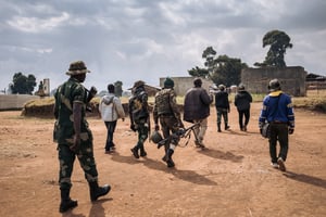 Des commandants du groupe armé URDPC/Codeco traversent le village de Linga, dans la province de l’Ituri, en RDC, en janvier 2022. © Alexis Huguet / AFP