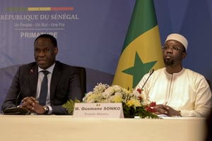Le ministre sénégalais de la Justice Ousmane Diagne (à gauche) s’exprime lors d’une conférence de presse pour présenter le plan d’action économique du gouvernement à côté du Premier ministre sénégalais Ousmane Sonko, à Dakar, le 26 septembre 2024. © SEYLLOU / AFP