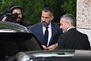 Le fils et héritier de l’Aga Khan IV, Rahim al Hussaini, qui est désormais l’Aga Khan V, lors des funérailles de son père, le 8 février, à Lisbonne.