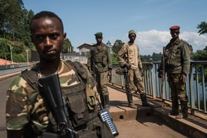 Des troupes rebelles du M23 arrivent au poste frontière de Rusizi, qui relie la ville congolaise de Bukavu à Cyangugu au Rwanda, le 16 février 2025. © Hugh Kinsella Cunningham / Getty Images via AFP