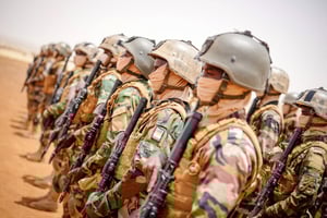 Le divorce avec la France est venu de pair avec l’émergence d’un nouveau bloc, kaki, porté par les officiers putschistes au pouvoir à Bamako, Ouagadougou et Niamey. © Kay Nietfeld/dpa Picture-Alliance via AFP