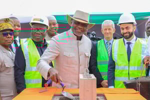 Le ministre des Mines, du Pétrole et de l’Énergie, Mamadou Sangafowa Coulibaly, pose la première pierre de la centrale solaire photovoltaïque du projet Ferke Solar, à Ferkessédougou, en Côte d’Ivoire, le 2 février 2025. © Ministère des Mines, du Pétrole et de l’Énergie