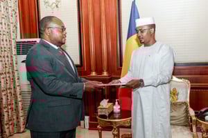 Le président tchadien, Mahamat Idriss Déby Itno reçoit le ministre congolais de l’Intégration régionale, Didier Mazenga Mukanzu, porteur d’un message de Félix Tshisekedi. Le 18 février 2025, à N’Djamena. © Présidence de la République du Tchad