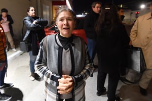 La militante tunisienne Sihem Bensedrine lors de sa sortie de prison de la Manouba, en banlieue de Tunis, le 19 février 2025. © Fethi Belaid / AFP