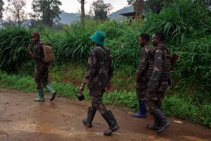 Des soldats des Forces armées de la RDC marchent sur la route dans les collines au dessus de la ville de Lubero, au Nord Kivu, dans l’est de la RDC, le 18 décembre 2024. © PHILÉMON BARBIER / AFP