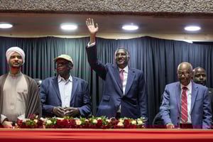 Abdul Rahim Hamdan Dagalo (au centre), commandant adjoint des Forces de soutien rapide du Soudan et frère de Mohamed Hamdan Dagalo, entouré de représentants d’autres partis politiques affiliés aux Forces de soutien rapide du Soudan,  à Nairobi, le 18 février 2025. © SIMON MAINA / AFP