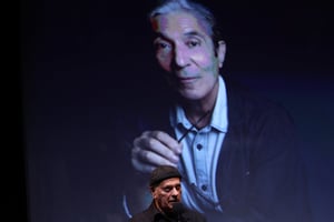 Le créateur de bandes dessinées et réalisateur français Enki Bilal prononce un discours lors d’une manifestation de soutien à Boualem Sansal à l’Institut du Monde Arabe de Paris, le 18 février 2025. © Behrouz MEHRI / AFP