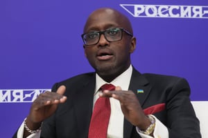 Le ministre des Affaires étrangères du Rwanda, Olivier Nduhungirehe, participe à une interview lors du forum de partenariat Russie-Afrique à Sochi, le 9 novembre 2024. © STRINGER / AFP