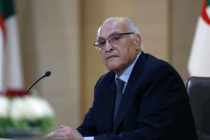 Le ministre algérien des Affaires étrangères, Ahmed Attaf, donne une conférence de presse à Alger, Algérie, le 26 mars 2024. © APP / NurPhoto via AFP