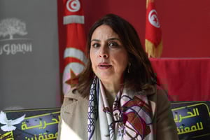 L’avocate et membre du comité de défense des accusés, Dalila Msaddek, lors d’une conférence de presse à Tunis, le 27 février 2025. © Fethi Belaid / AFP