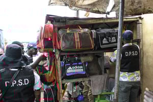 Des policiers ivoiriens de la Direction de la police nationale chargée des stupéfiants et des drogues (DPSD) effectuent des perquisitions sur un marché lors d’une opération à Adjamé, une commune populaire d’Abidjan, le 22 septembre 2023. © SIA KAMBOU/AFP