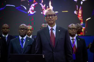 Le président rwandais, Paul Kagame (au c.), lors du sommet des chefs d’État de la SADC et de l’EAC, à Dar es Salaam, en Tanzanie, le 8 février 2025. © Ericky Boniphace / AFP