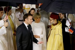 Le président français Emmanuel Macron, accompagné de Brigitte Macron, s’entretient avec le roi du Maroc Mohammed VI après un dîner d’État au Palais royal de Rabat, le 29 octobre 2024. © Ludovic MARIN / POOL / AFP