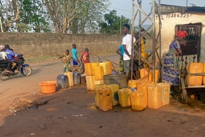 Les habitants privés d’eau se déplacent jusqu’au point d’approvisionnement avec des bidons en espérant pouvoir les remplir, à Bangui, le 7 mars 2025. © Pacôme PABANDJI