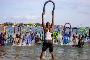 Séance d’aquagym dispensée par le club des Dauphins sur la plage de Ngor, à Dakar. © Milla Morisson / Hans Lucas