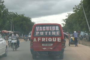 La vitre-arrière d’un minibus fait référence au président russe Vladimir Poutine et au groupe paramilitaire Wagner, à N’Djamena le 3 septembre 2024. © Denis SASSOU GUEIPEUR / AFP