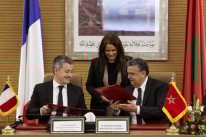Le ministre marocain de la Justice Abdellatif Ouahbi (à droite) et son homologue français Gérald Darmanin échangent des documents lors d’une cérémonie de signature d’une déclaration commune à Rabat, le 10 mars 2025. © Abdel Majid BZIOUAT / AFP