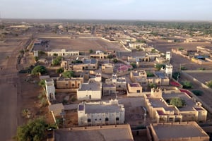 Vue aérienne de Ménaka, épicentre de la présence de l’État islamique dans la région du Sahel, le 22 novembre 2020. © SOULEYMANE AG ANARA/AFP