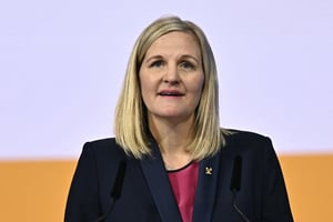La candidate zimbabwéenne à la présidence du Comité international olympique (CIO) Kirsty Coventry a été élue le 20 mars 2025. © Photo by Fabrice COFFRINI / AFP