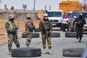 Des soldats nigériens montent la garde devant l’aéroport de Diffa, dans le sud est du Niger, près de la frontière nigérienne, le 23 décembre 2020. © Issouf SANOGO/AFP