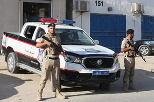 Les forces de sécurité libyennes montent la garde lors d’une cérémonie de passation des pouvoirs dans la capitale Tripoli, le 26 août 2024. © Mahmud Turkia / AFP