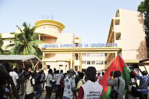 Des manifestants devant le Conseil supérieur de la communication, à Ouagadougou. © Ahmed OUOBA/AFP