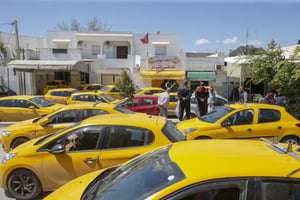 Des centaines de chauffeurs de taxi tunisiens bloquent une route de tramway pour protester contre la nouvelle hausse des prix du carburant à Tunis, le 15 avril 2019. © Yassine Gaidi/Anadolu Agency via AFP