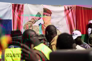 Une banderole du président du Burkina Faso, le capitaine Ibrahim Traoré, lors d’une manifestation de soutien à Ouagadougou, le 20 janvier 2023. © Olympia de Maismont / AFP