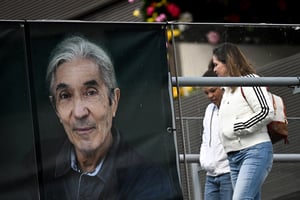 Banderole de soutien à l’écrivain franco-algérien Boualem Sansal, déployée sur un pont à Béziers, dans le sud de la France, le 26 mars 2025. © GABRIEL BOUYS / AFP