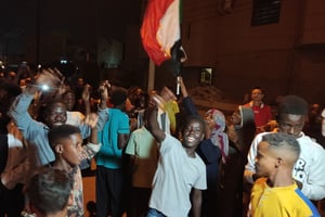 Des habitants descendent dans les rues de Port Soudan pour célébrer la prise de Khartoum par l’armée soudanaise, le 26 mars 2025. © Ebrahim HAMID / AFP