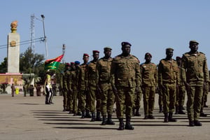Des soldats de l’armée burkinabè s’apprêtent à être décorés lors du 62e anniversaire de la création des Forces armées, à Ouagadougou, le 1er novembre 2022. © Martin Demay / AFP
