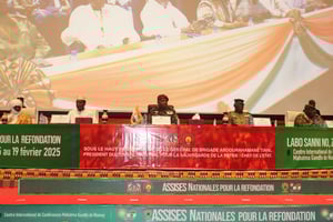 Le général Abdourahamane Tiani (au centre) assiste à l’ouverture de la commission chargée de conduire les assises nationales à Niamey le 15 février 2025. © AFP