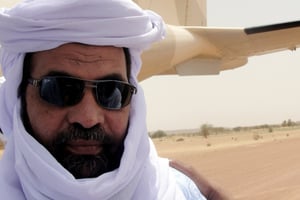 Le leader jihadiste Iyad Ag Ghali à l’aéroport de Kidal avant une réunion avec le ministre des affaires étrangères du Burkina Faso, le 7 août 2012. © ROMARIC OLLO HIEN/AFP