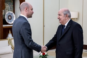 Le ministre français des Affaires étrangères, Jean-Noël Barrot (à g.), a été reçu par le président algérien, Abdelmadjid Tebboune, à Alger le 6 avril 2025. © Philemon HENRY / FRANCE’S MINISTRY OF EUROPE AND FOREIGN AFFAIRS / AFP