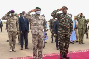 Le général Abdourahamane Tiani (à droite), accueille le colonel malien Assimi Goita à son arrivée à l’aéroport de Niamey, le 6 juillet 2024. © AFP