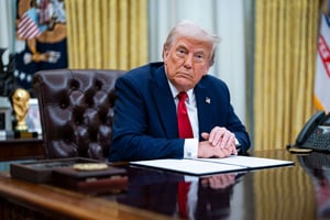 Le président américain, Donald Trump, dans le bureau ovale de la Maison Blanche, à Washington, le 31 mars 2025. © Shutterstock/SIPA