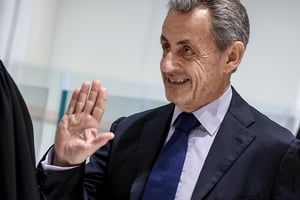 L’ancien président Nicolas Sarkozy arrive à l’audience de son procès pour financement illégal de sa campagne par la Libye, au tribunal de Paris, le 27 mars 2025. © Alain JOCARD / AFP