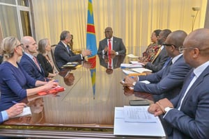 Corina Sanders, sous-secrétaire d’État adjointe pour les Affaires africaines, et Dan Dunham, directeur du Conseil national de sécurité pour l’Afrique (à gauche de la photo), avec Massad Boulos, conseiller principal du président américain aux côtés de Félix Tshisekedi, à la Cité de l’Union africaine, à Kinshasa, le 3 avril 2025. © Présidence de RDC