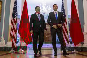 Le secrétaire d’État américain, Marco Rubio (à dr.), et le ministre marocain des Affaires étrangères, Nasser Bourita, se rencontrent au département d’État à Washington DC, le 8 avril 2025. © Jim WATSON / AFP
