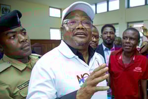 L’opposant tanzanien, Tundu Lissu (au c.), s’adresse à ses partisans au tribunal d’instance de Dar es-Salaam, le 10 avril 2025. © Ericky Boniphace / AFP
