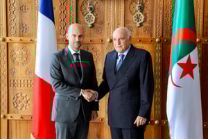 Le ministre français des Affaires étrangères, Jean-Noël Barrot (à g.) lors de sa réception par le ministre algérien des Affaires étrangères, Ahmed Attaf, au ministère à Alger, le 6 avril 2025. © Philemon Henry / AFP Photo / HANDOUT / Ministère de l’Europe et des Affaires étrangeres (MEAE)