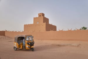 Un pousse pousse se déplace à côté de la maison des cornes à Agadez, dans le nord du Niger, le 1er mai 2023. © Michele Cattani / AFP