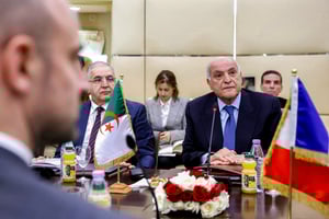 Le ministre français des Affaires étrangères Jean-Noël Barrot (à gauche) rencontre le ministre algérien des Affaires étrangères Ahmed Attaf (deuxième à droite), à Alger, le 6 avril 2025. © Philemon HENRY / MINISTÈRE DE L’EUROPE ET DES AFFAIRES ÉTRANGÈRES DE LA FRANCE / AFP