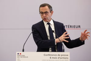 Le ministre français de l’Intérieur Bruno Retailleau donne une conférence de presse à Paris, le 10 avril 2025, pour présenter son action après les six premiers mois de son exercice. © ALAIN JOCARD / AFP