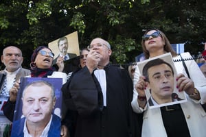 Manifestants devant le tribunal de Tunis, le 11 avril 2025. © Noureddine Ahmed/Shutterstock/SIPA