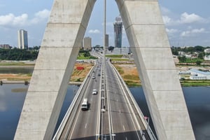 Vue d’une partie des chantiers en cours au Plateau, depuis le pont de Cocody, à Abidjan, en janvier 2024. © Han Xu/XINHUA-REA
